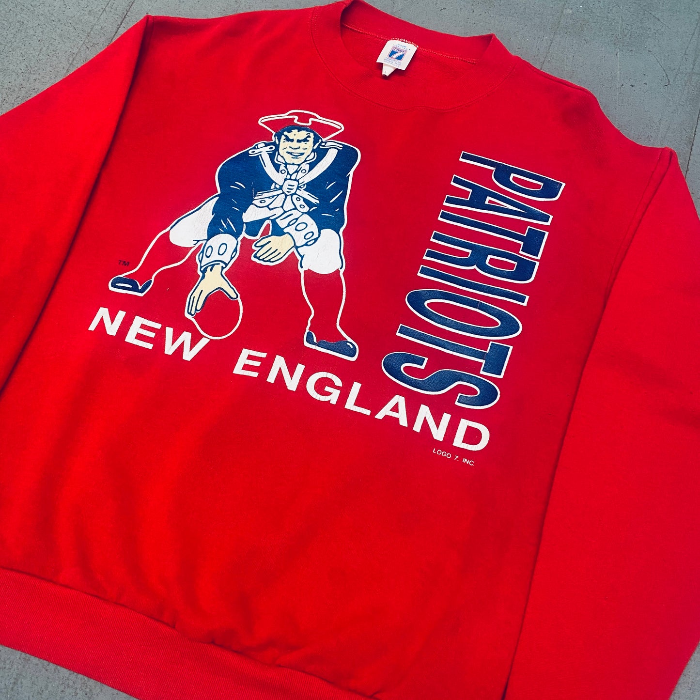 New England Patriots: 1980's Logo 7 "Pat Patriot" Graphic Spellout Sweat (M)