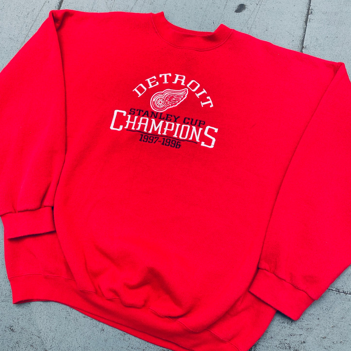 Detroit Red Wings: 1997/98 Stanley Cup Champions Embroidered Spellout Sweat (XXL)