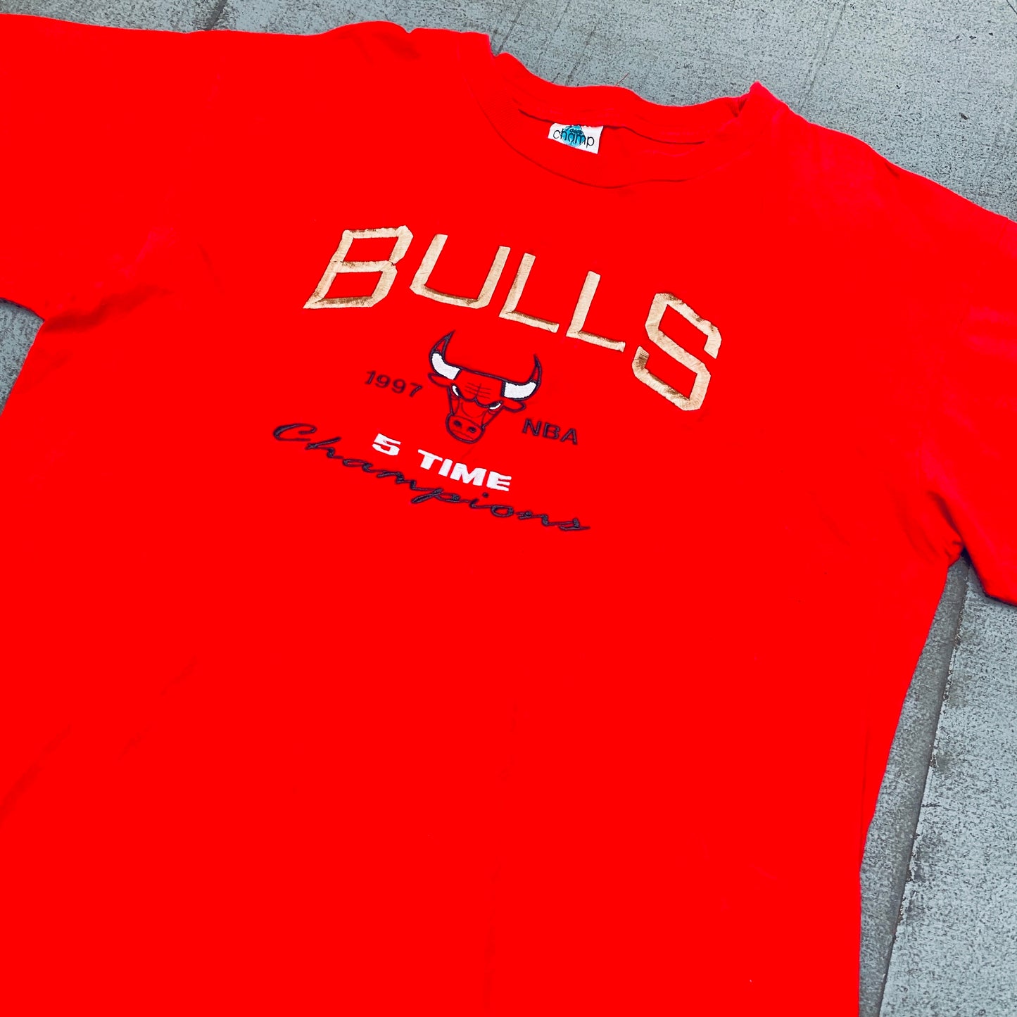 Chicago Bulls: 1997 5 Time Champions Embroidered Spellout Tee (L/XL)