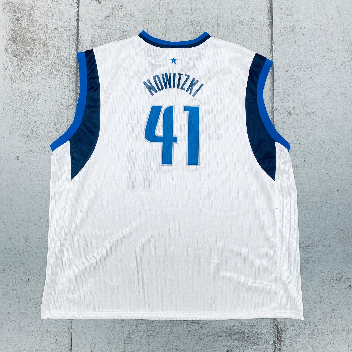 Dallas Mavericks: Dirk Nowitzki 2001/02 White Champion Jersey (XXL)