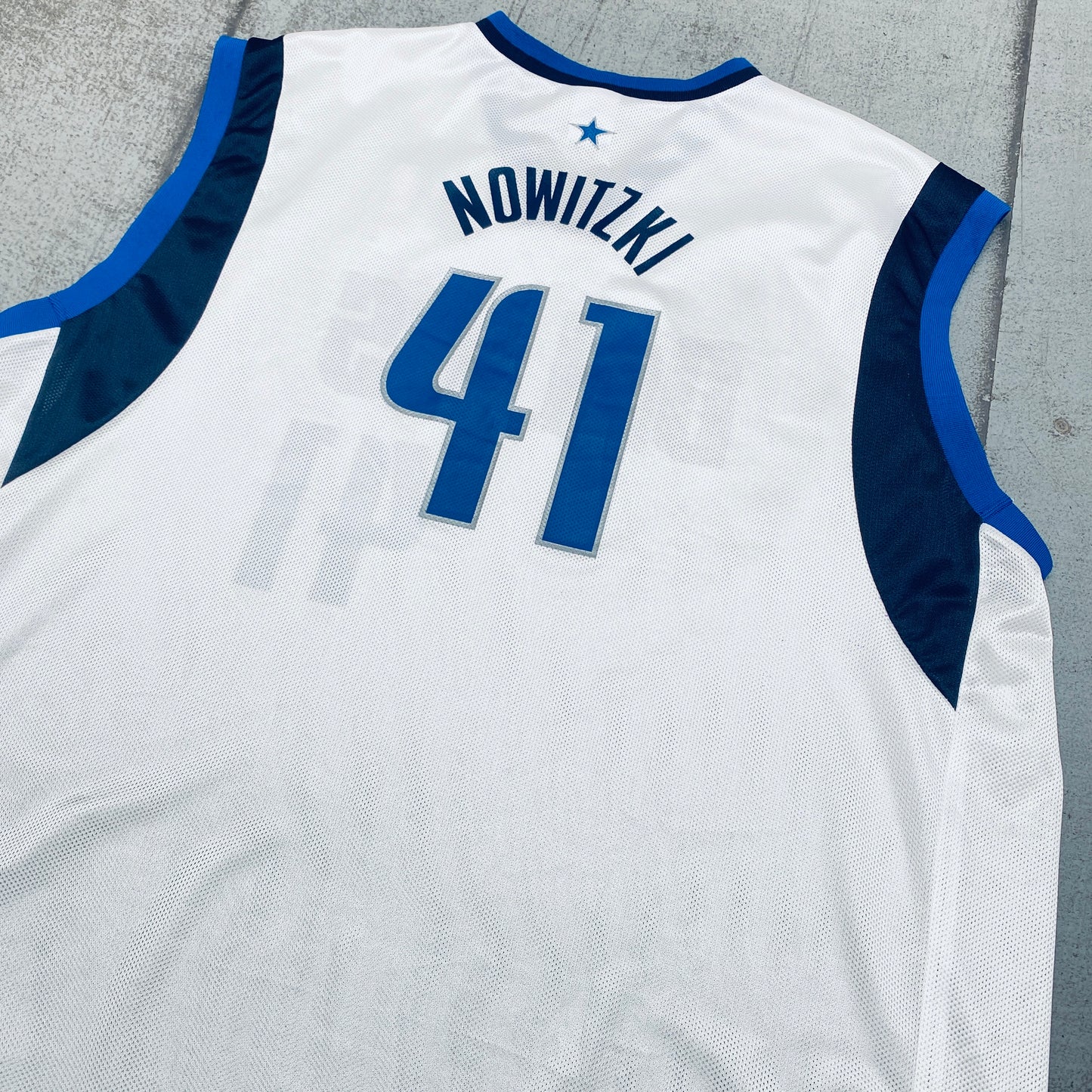 Dallas Mavericks: Dirk Nowitzki 2001/02 White Champion Jersey (XXL)