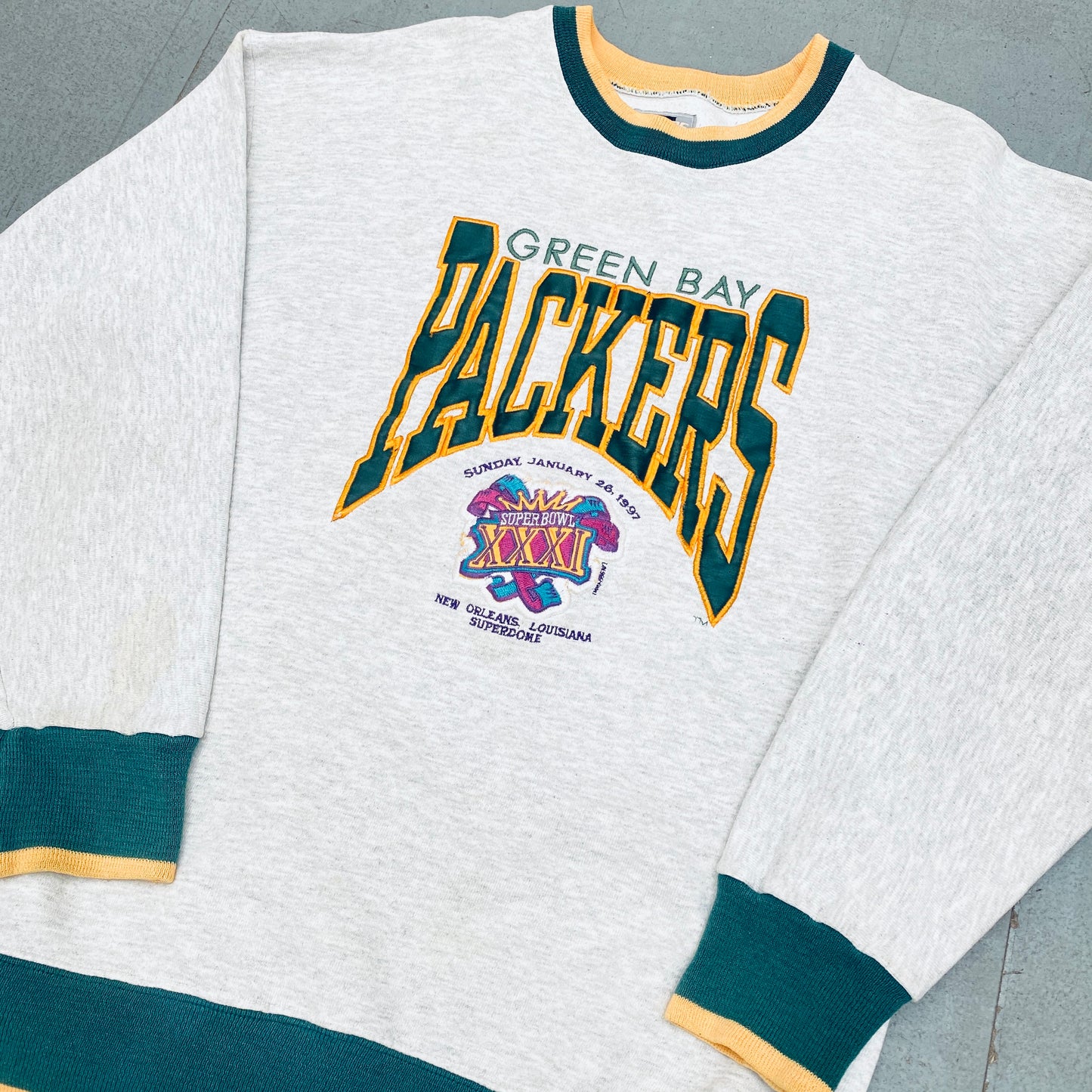 Green Bay Packers: 1997 Super Bowl XXXI Embroidered Spellout Sweat (M)