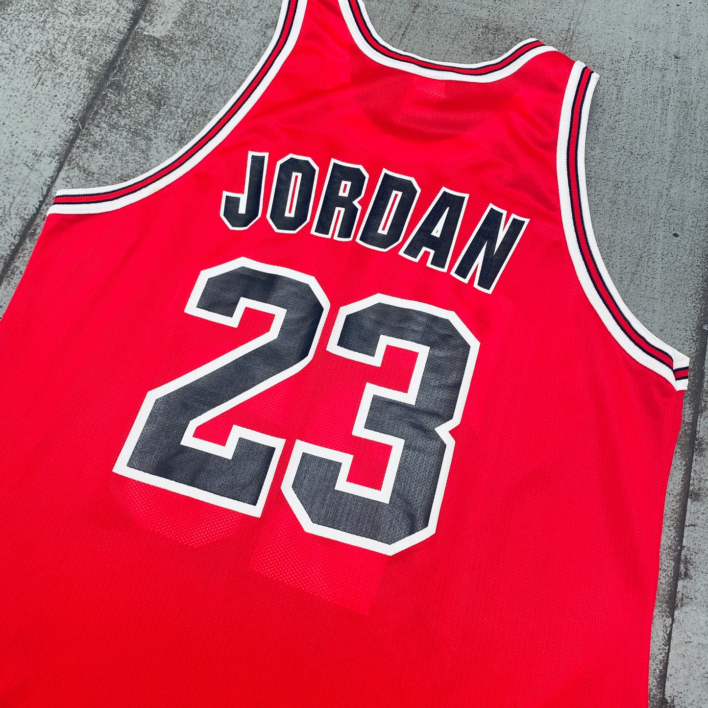 Chicago Bulls: Michael Jordan 1995/96 Red Champion Jersey (L)