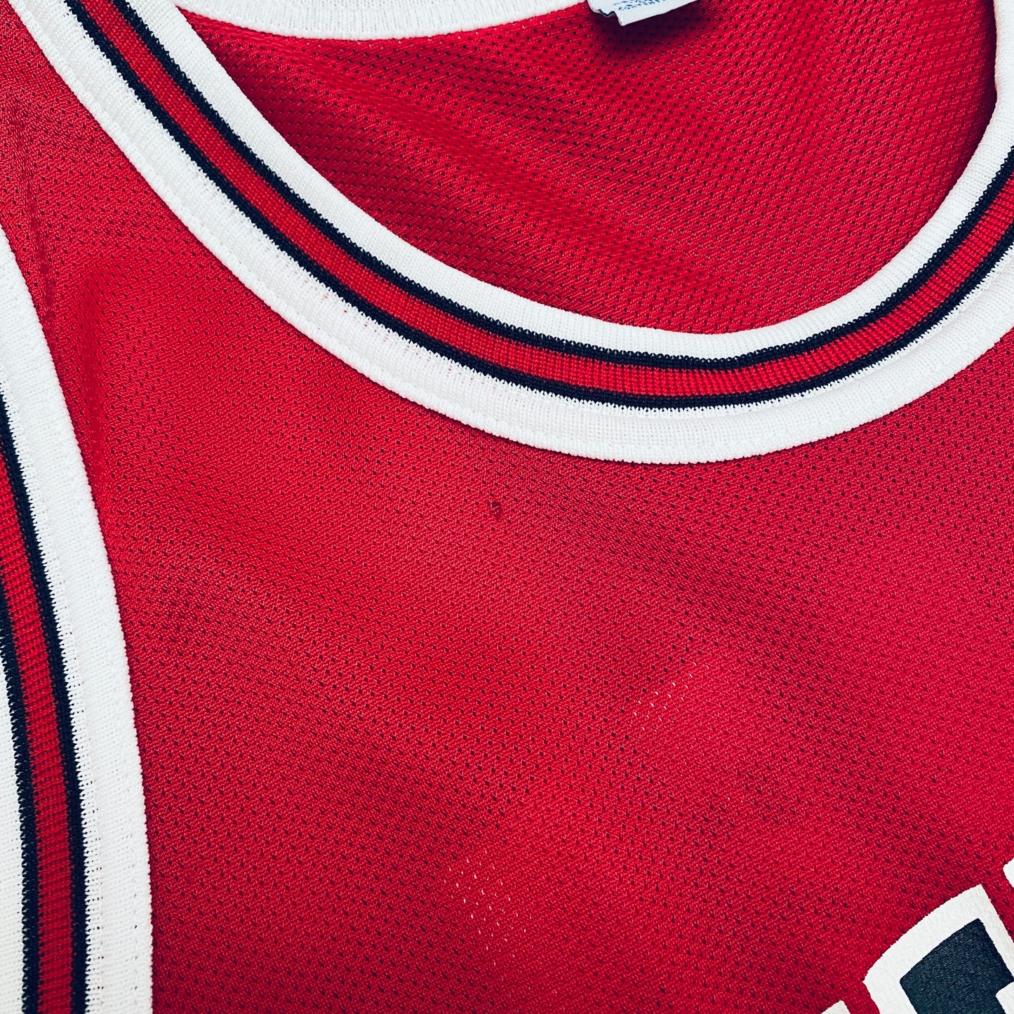 Chicago Bulls: Scottie Pippen 1997/98 Red Champion Jersey (L/XL)