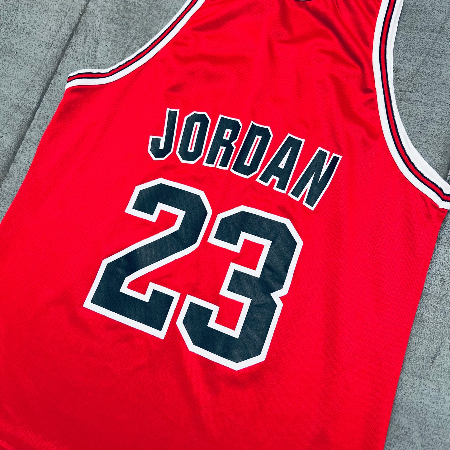 Chicago Bulls: Michael Jordan 1995/96 Red Champion Jersey (L/XL)