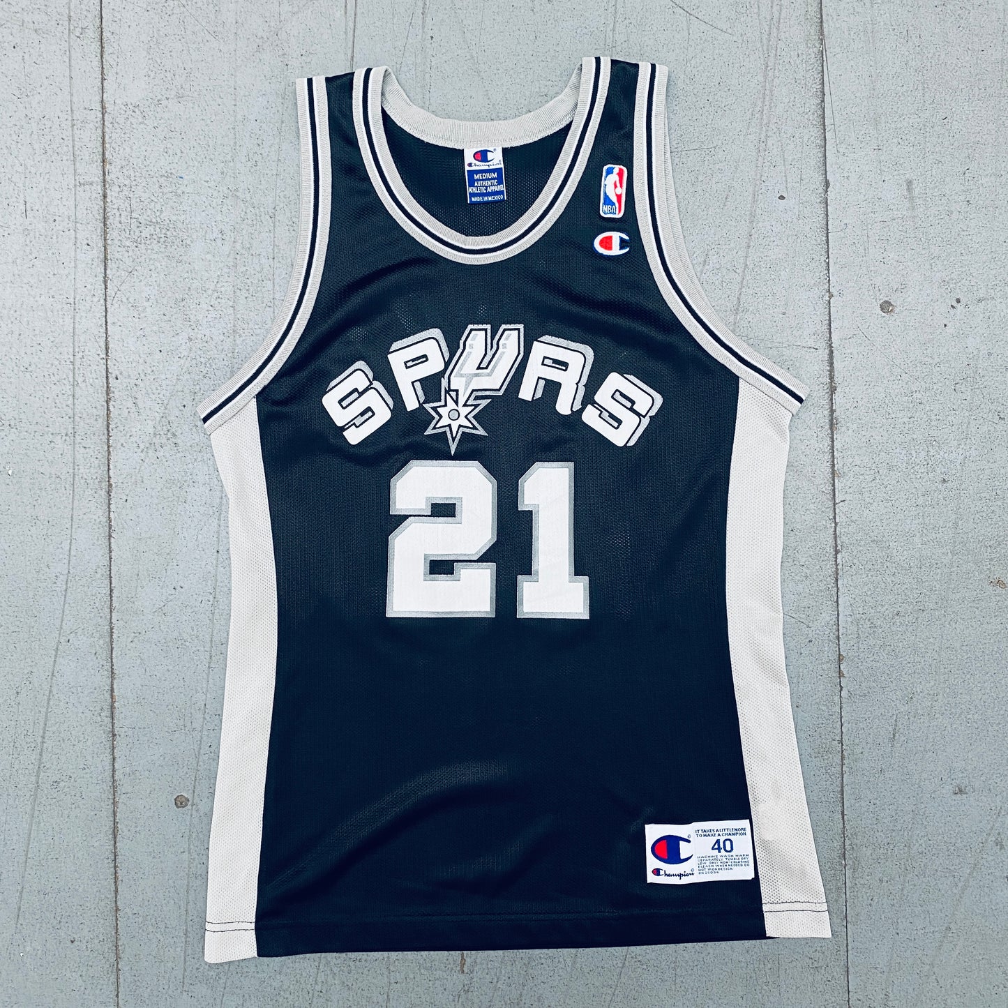 San Antonio Spurs: Tim Duncan 1997/98 Rookie Black Champion Jersey (S/M)