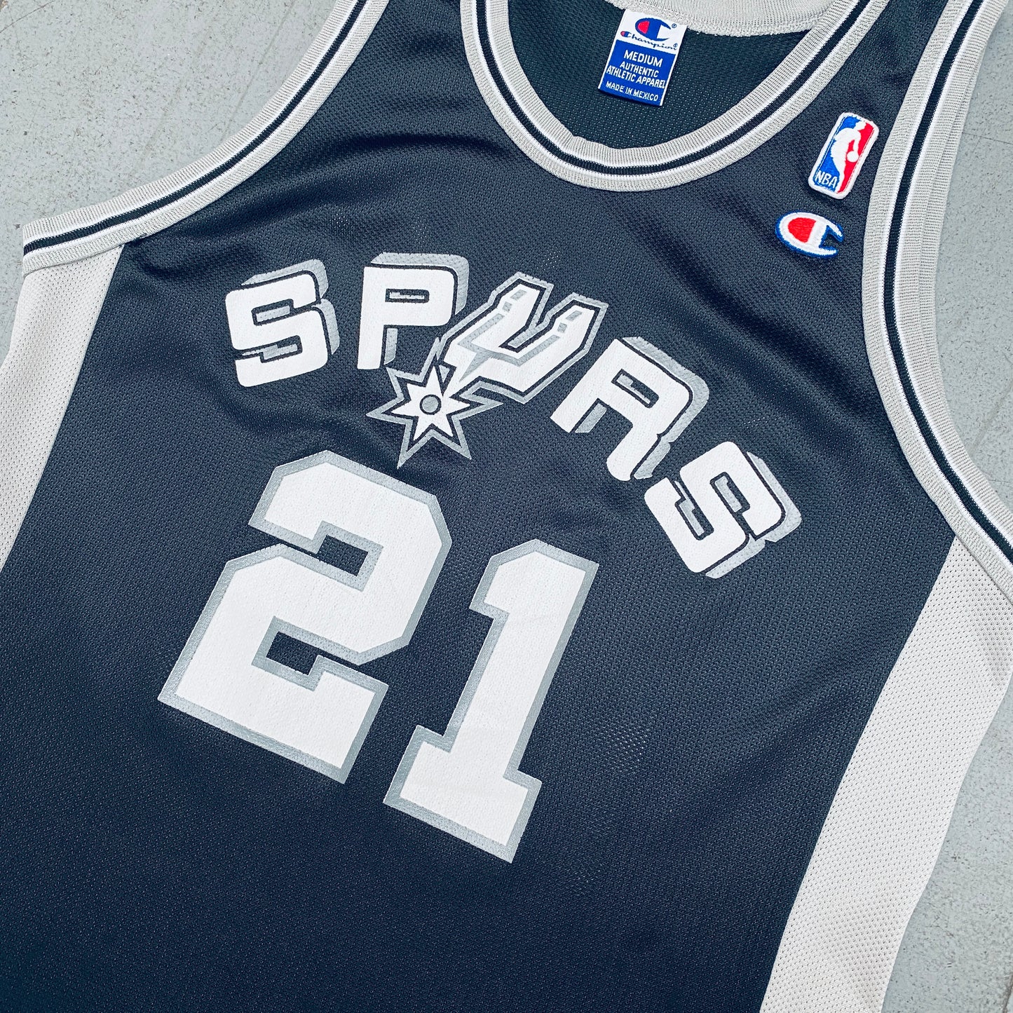 San Antonio Spurs: Tim Duncan 1997/98 Rookie Black Champion Jersey (S/M)