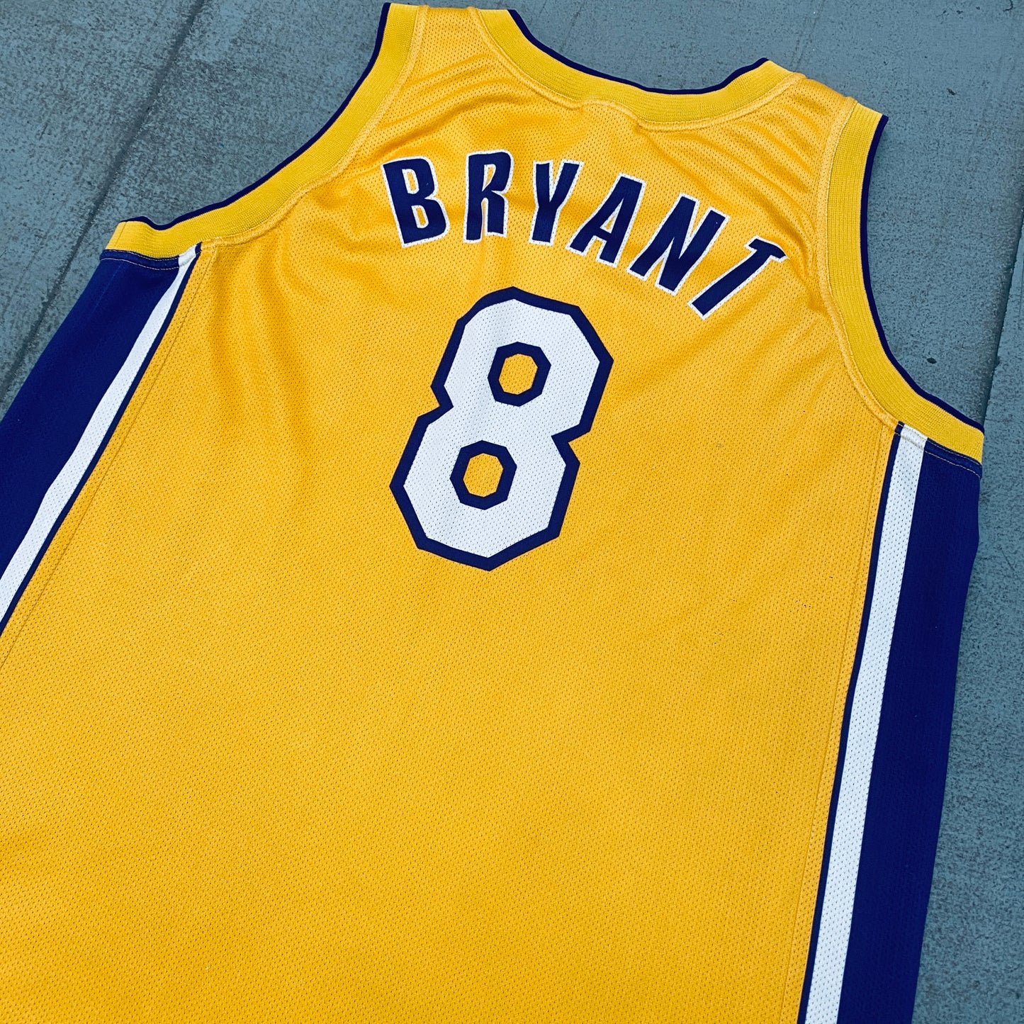 Los Angeles Lakers: Kobe Bryant 2001/2002 Yellow Champion Jersey (XL)