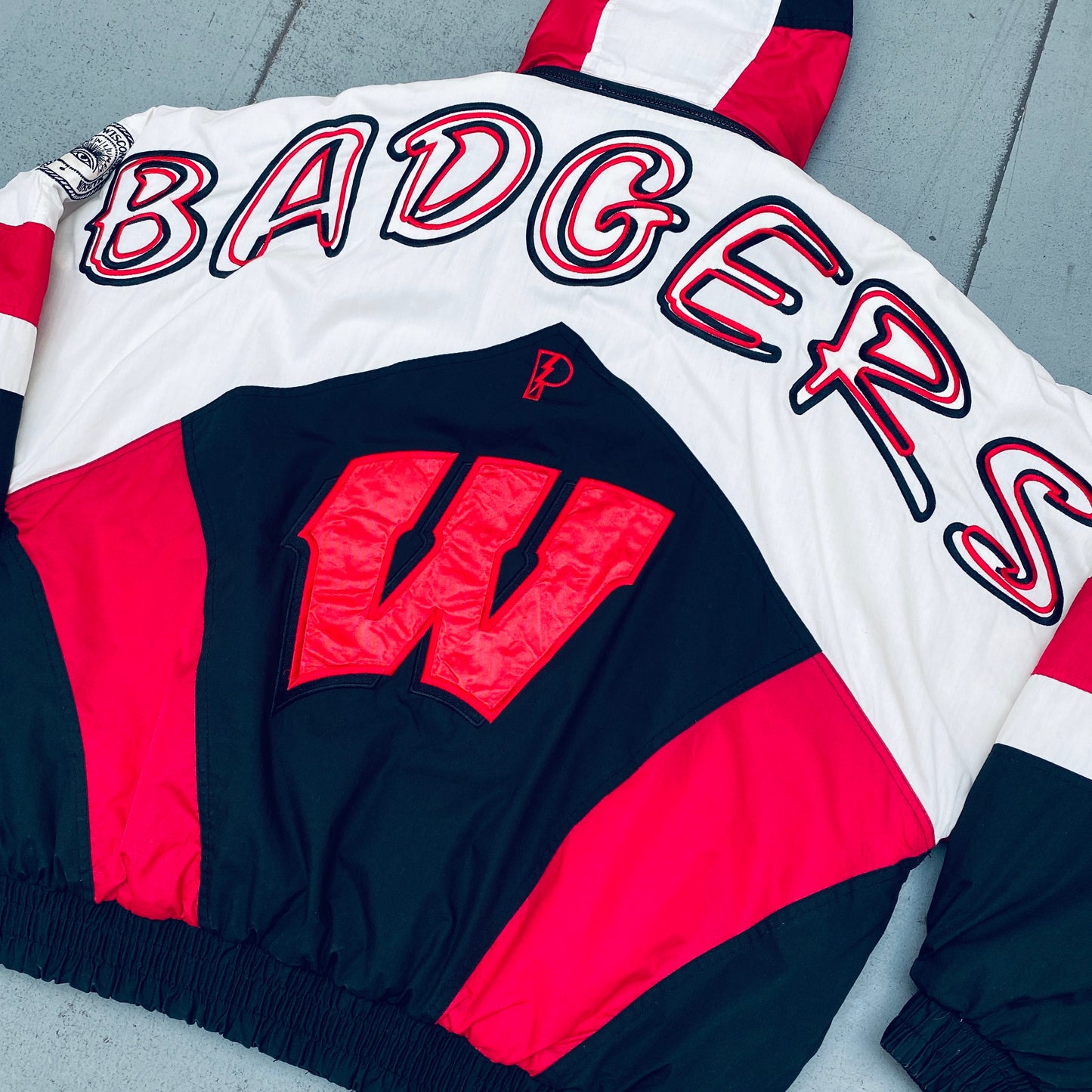 Wisconsin Badgers: 1990's Pro Player HUGE Reverse Embroidered Graffiti Spellout Fullzip Jacket (L/XL)