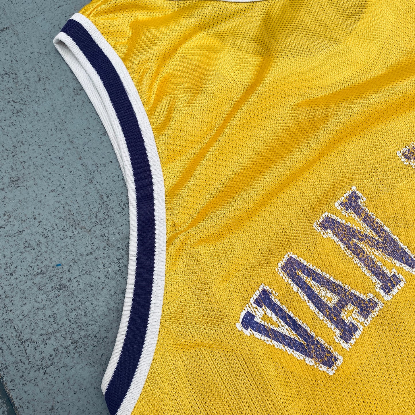 Los Angeles Lakers: Nick Van Exel 1994/95 Yellow Champion Jersey (M)