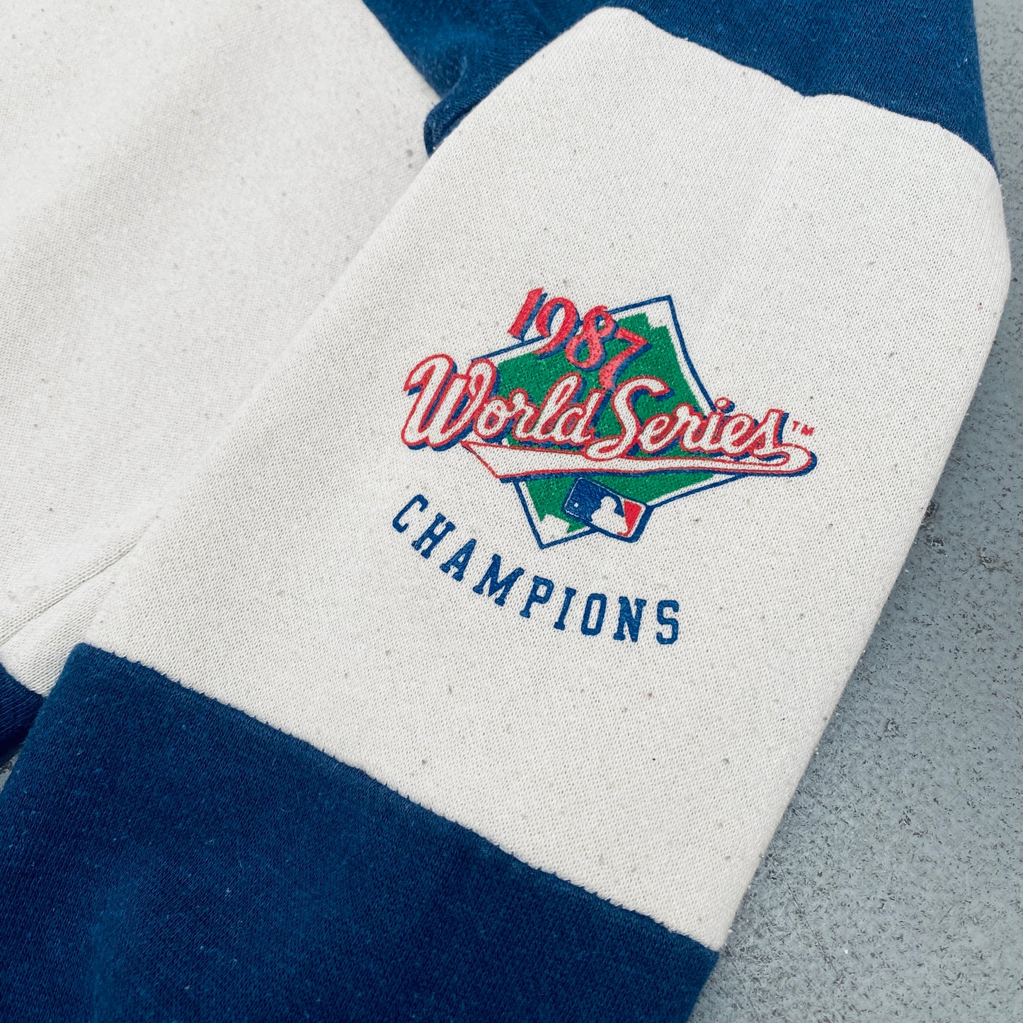 Minnesota Twins: Nutmeg Mills 1987 World Series Champions Sweat (M/L)