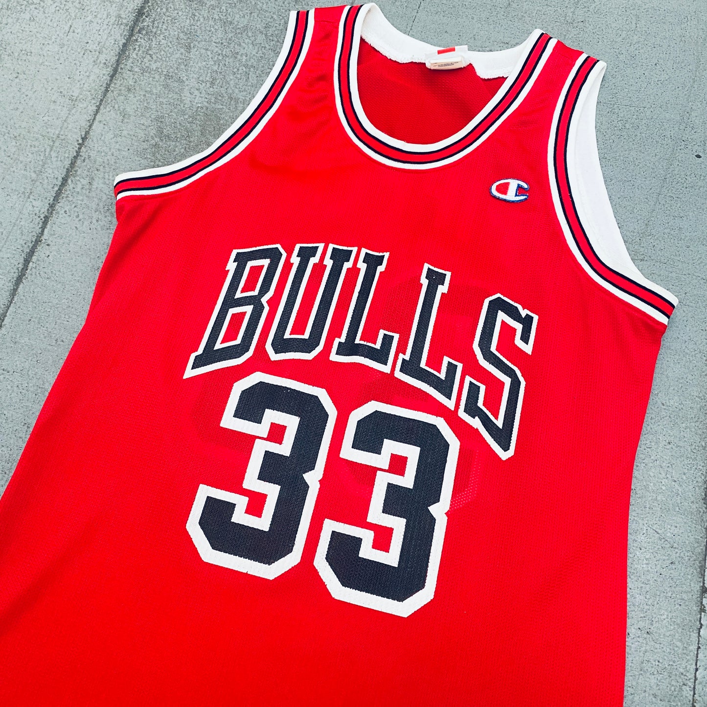 Chicago Bulls: Scottie Pippen 1995/96 Red Champion Jersey (M)