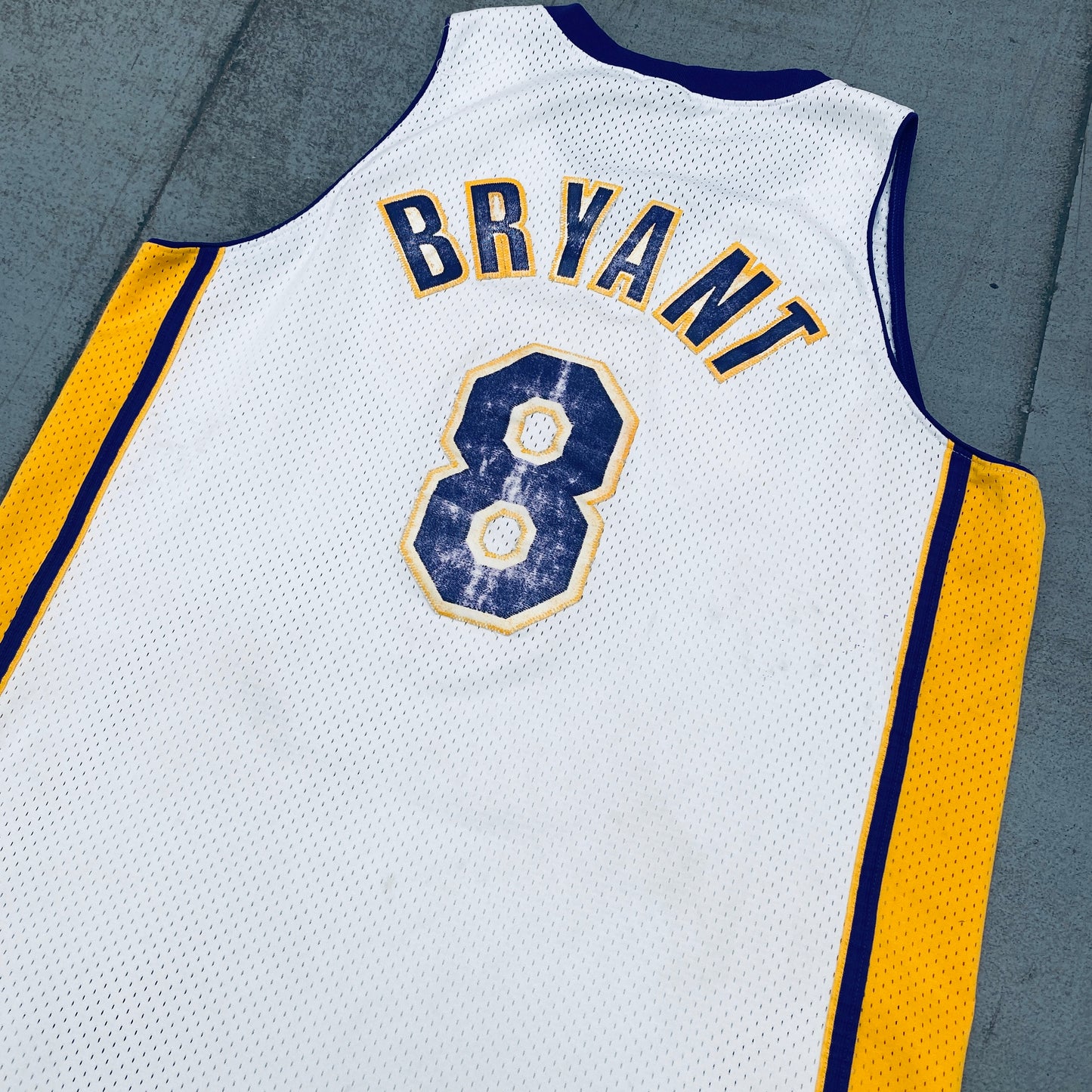 Los Angeles Lakers: Kobe Bryant 1997/98 White Nike Stitched Jersey (XL)