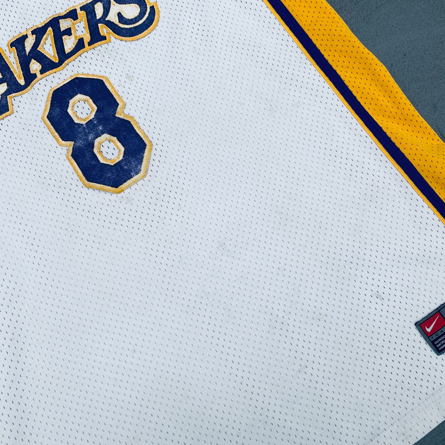 Los Angeles Lakers: Kobe Bryant 1997/98 White Nike Stitched Jersey (XL)