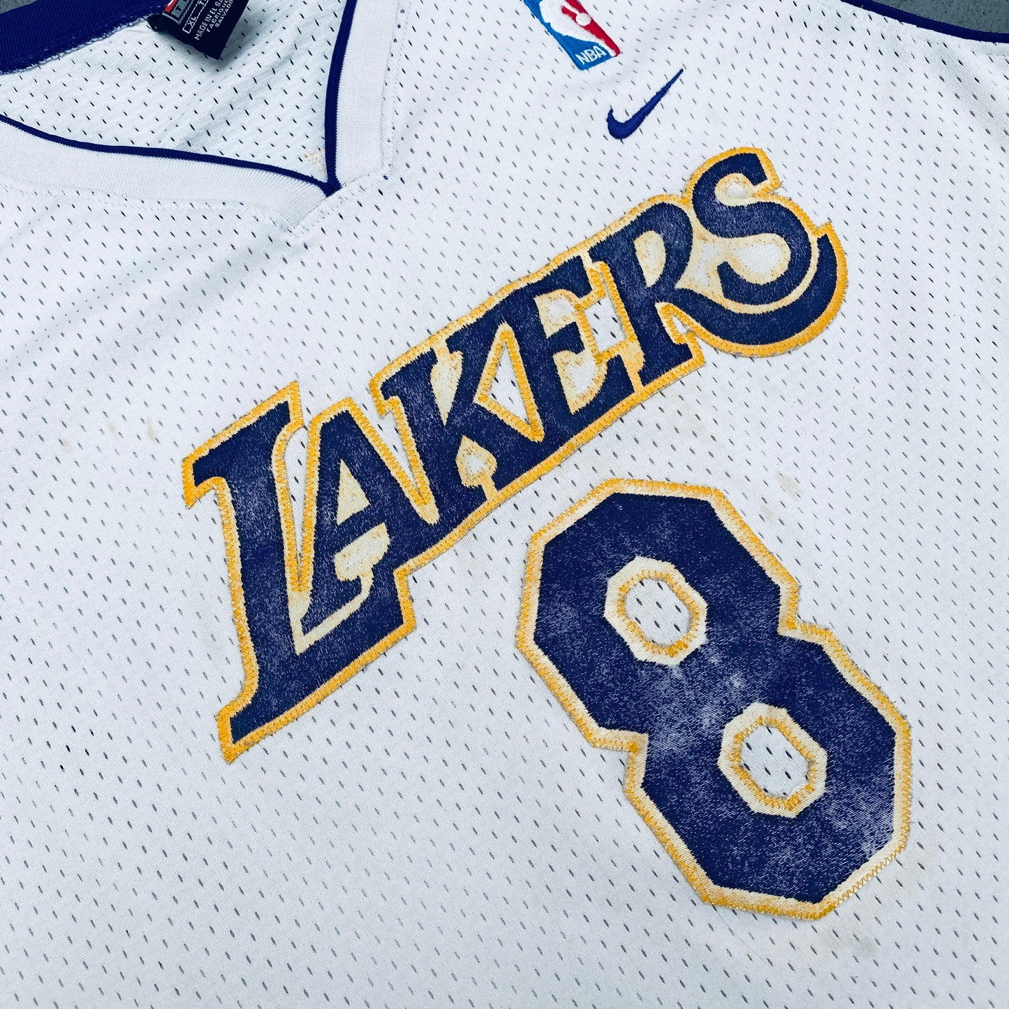 Los Angeles Lakers: Kobe Bryant 1997/98 White Nike Stitched Jersey (XL)